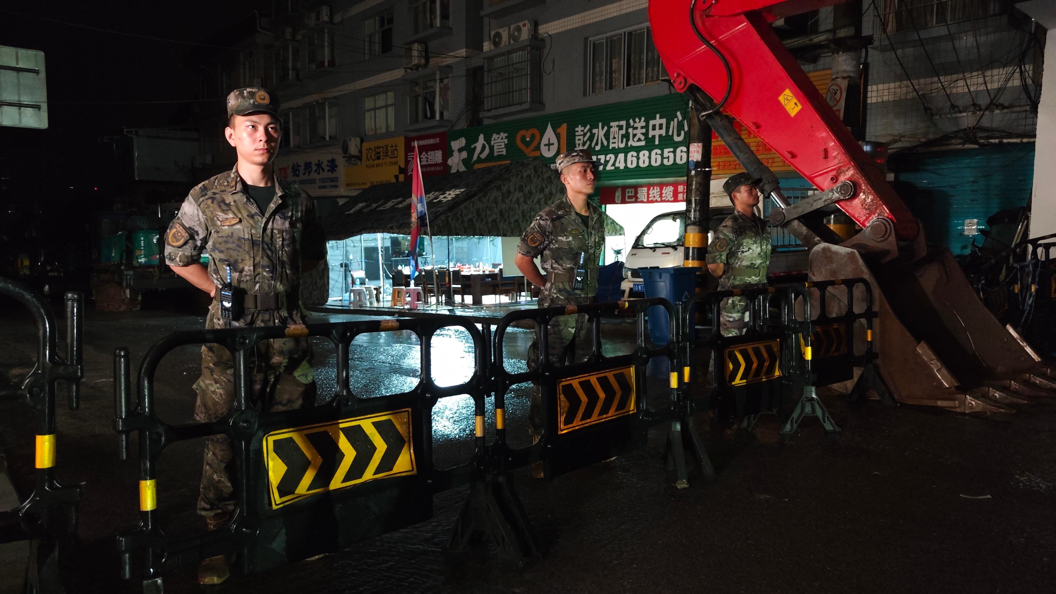 【子弟兵雨夜坚守重庆彭水救援一线】7月18日深夜，重庆市彭水县汉葭街道山体崩塌救
