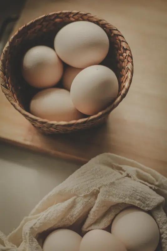 现在“鸡蛋都快配不上番茄了”这调侃可太火啦！去市场一看，还真是这么回事。像梧田新