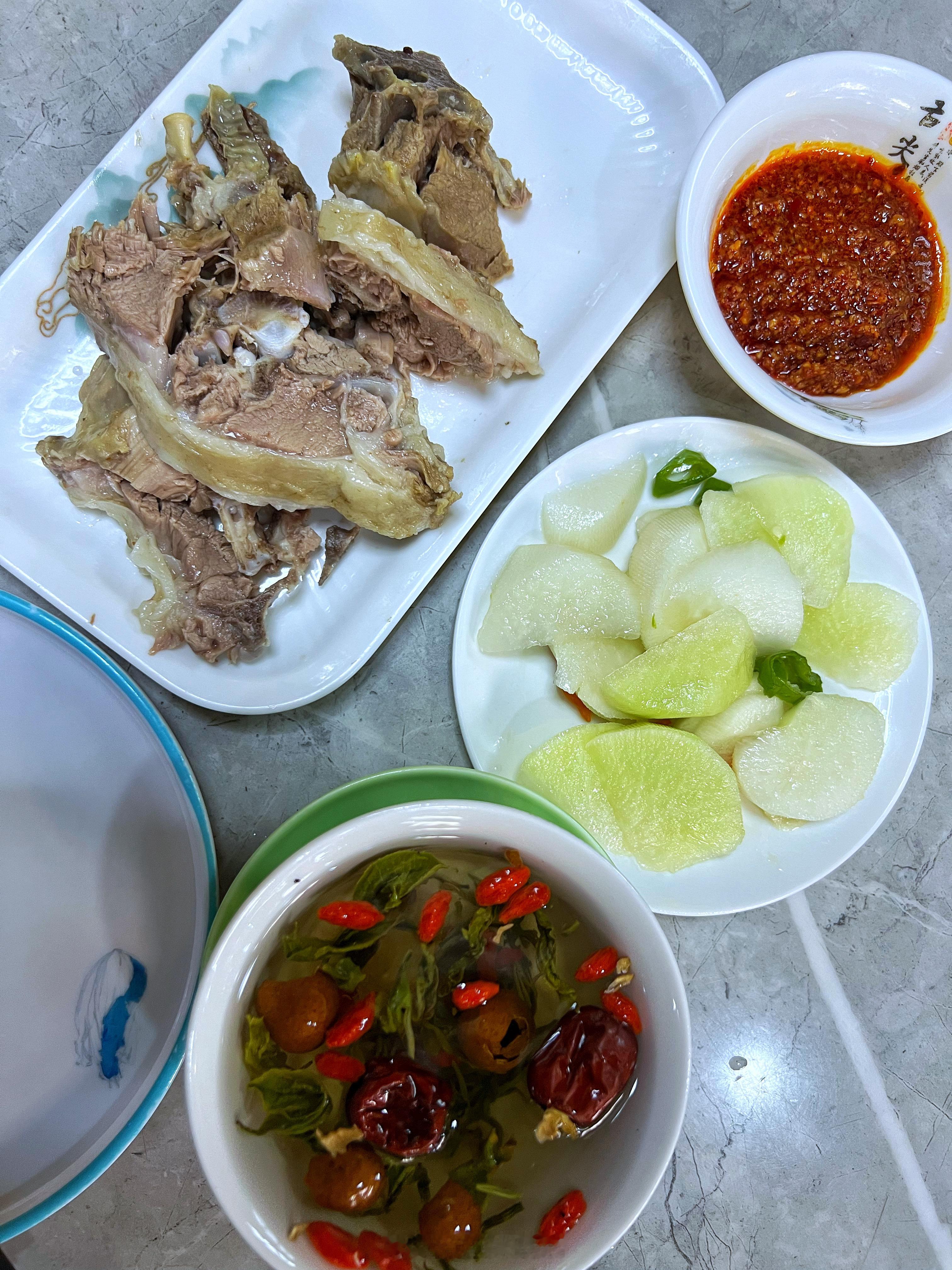 抵达张掖已经近 9 点，天都还没黑。把行李安顿在酒店后，肚子饿得不行，早上吃的“