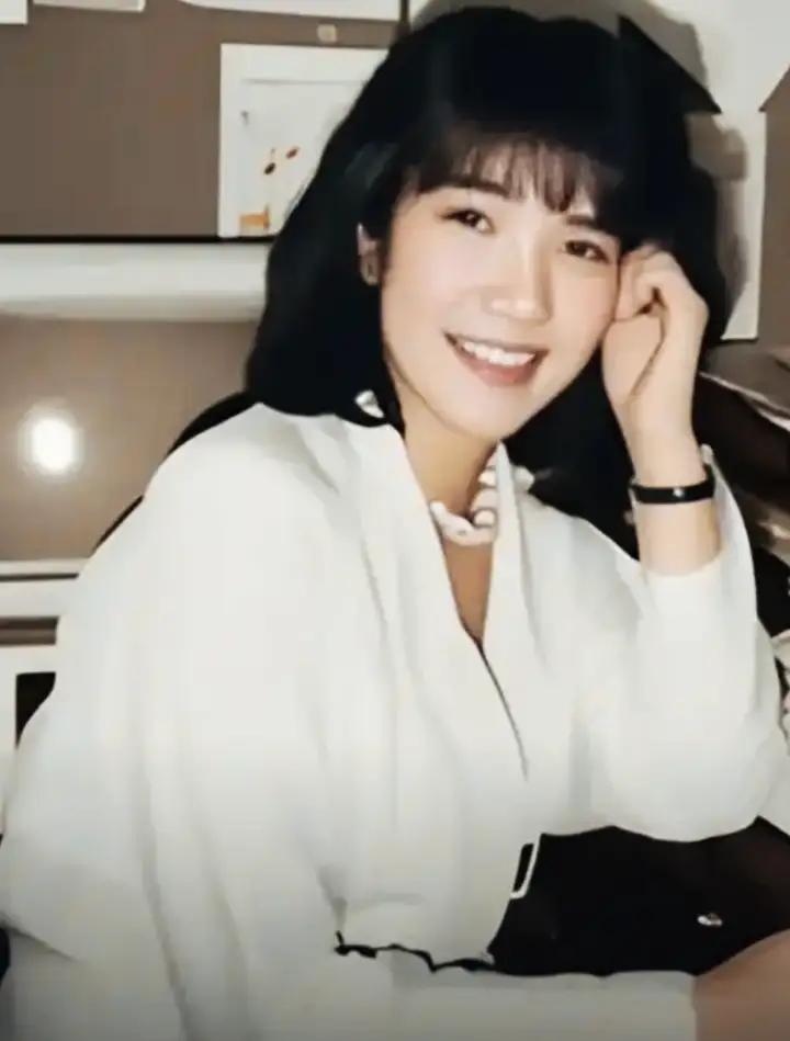 高市早苗和冯德莱恩年轻的时候，颜值是不是还不错啊！
两人的脸型是不是还有点像啊！