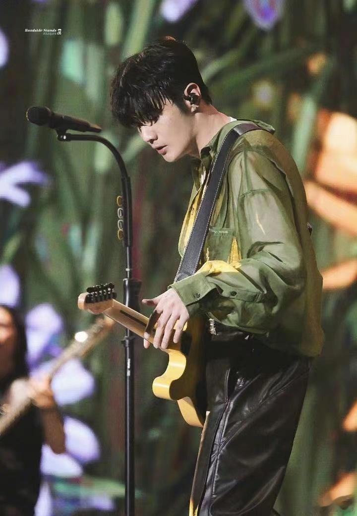 #李荣浩大连演唱会预售# 做梦都想去李荣浩演唱会现场呀！7月31日14点开抢，这