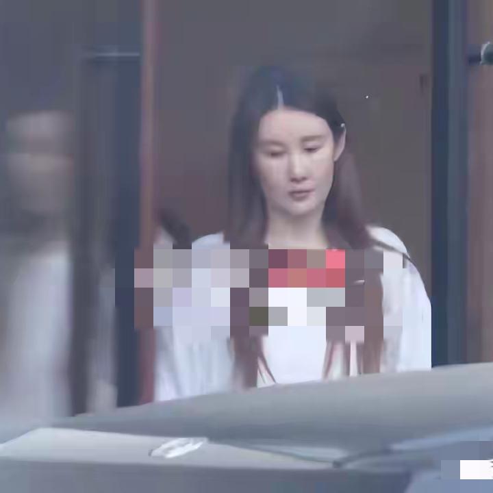 这回终于看清王宝强的现任冯清真实样貌了，
简直和精修图判若两人，
之前的印象一直