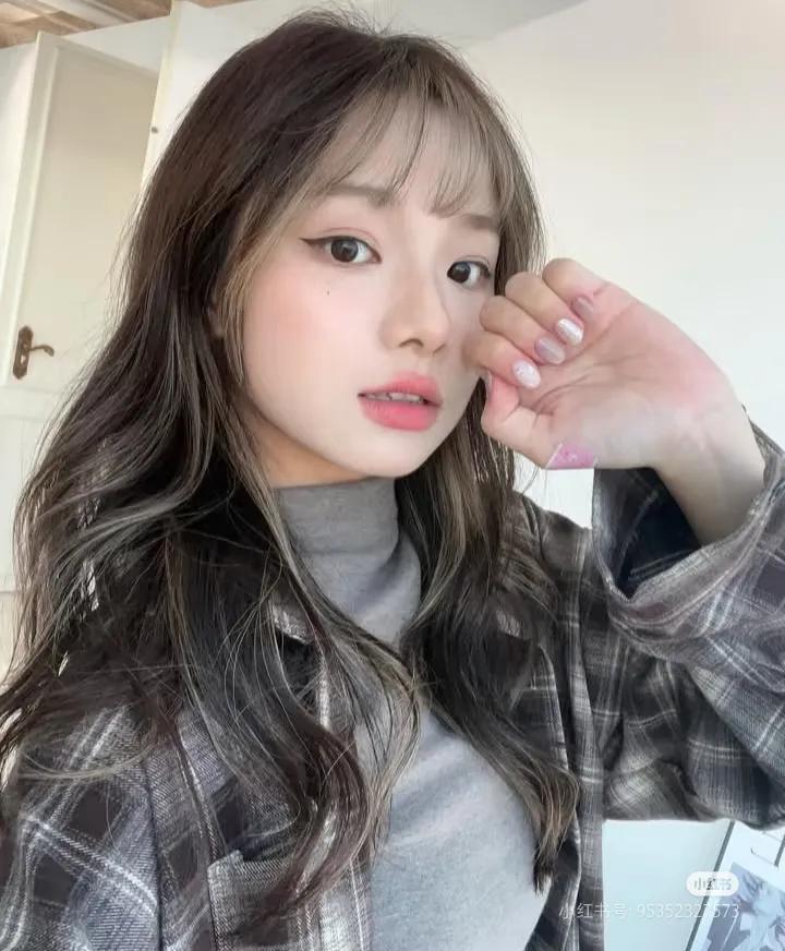 话说大马近几年就推出了许多样靓身材正，气质也相当不错的新晋博主，而AngeIa就