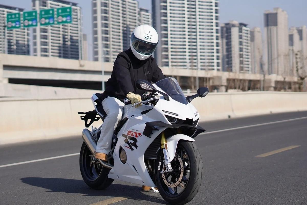 放弃亿万身家，净身出户！这个“疯子”只为造一台中国三缸机。

2026年3月，在