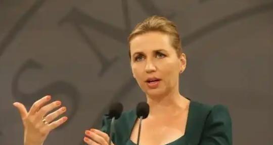 丹麦现在闹出了两个国际级笑话：第一，丹麦女首相曾为了向美国示好，对着中国一路猛冲