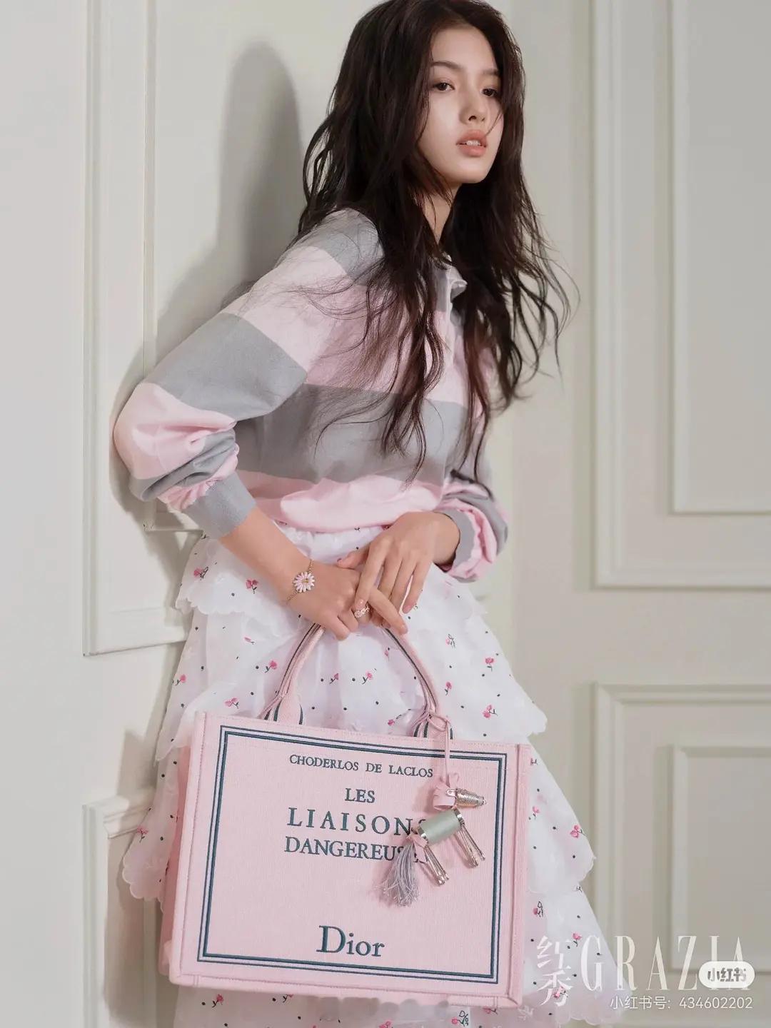 迪丽热巴、周也、艾米同款，大家更喜欢哪个？