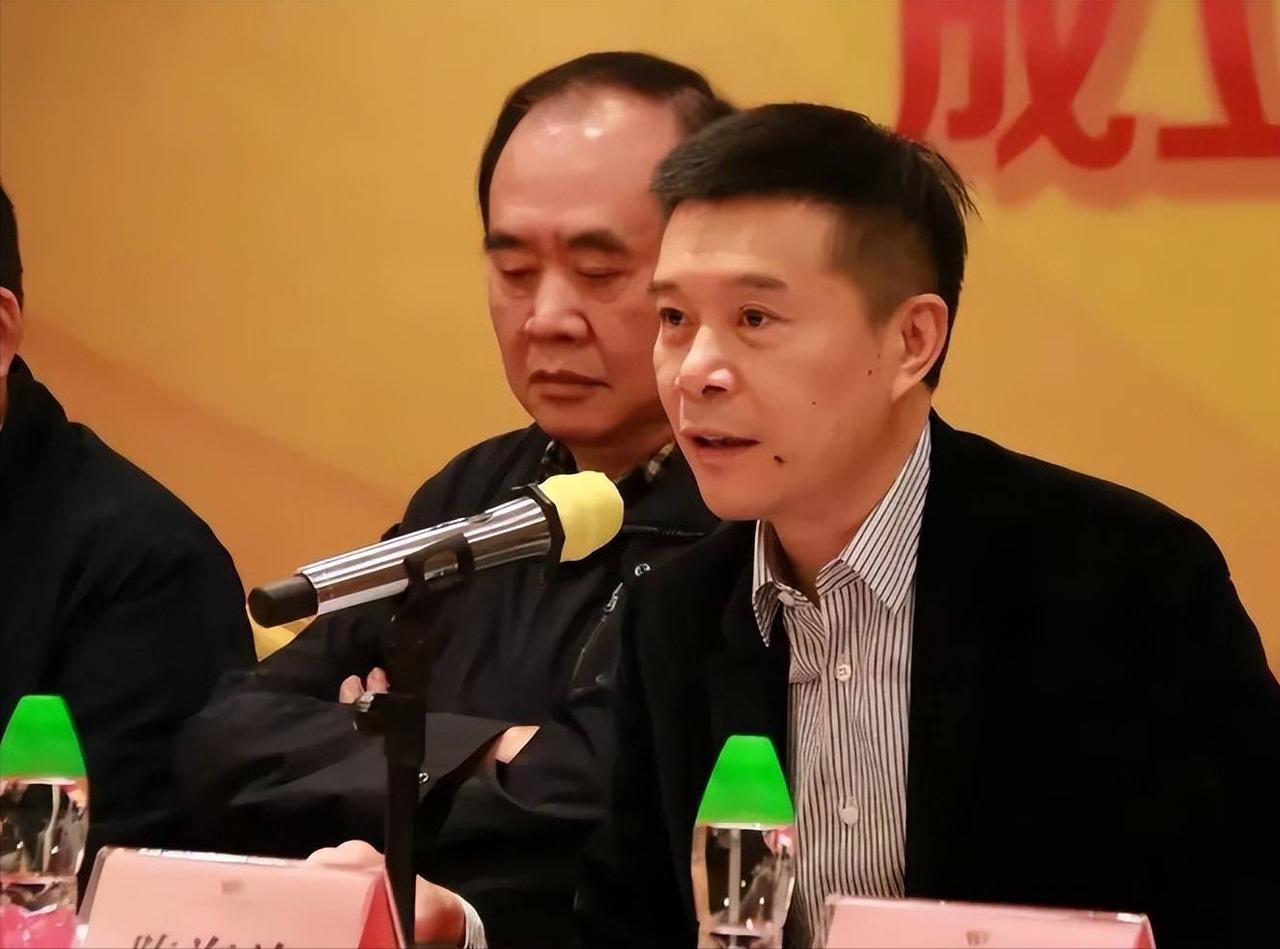 陈海涛客场眉开眼笑！
在广东男篮0：1落后的情况下，陈海涛不仅随队来到广州，而且