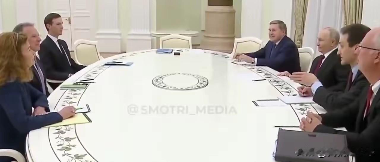 克里姆林宫里面有一张神奇的桌子。
椭圆形的。普京经常用这张桌子接待外宾。
谁跟他