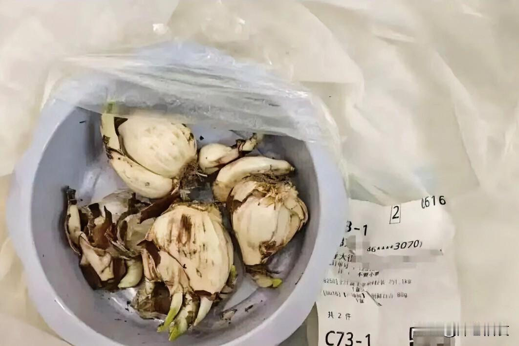 盒马鲜生，下单了“鲜百合”
结果被误送成“水仙球”。

导致祖孙2人误食中毒。