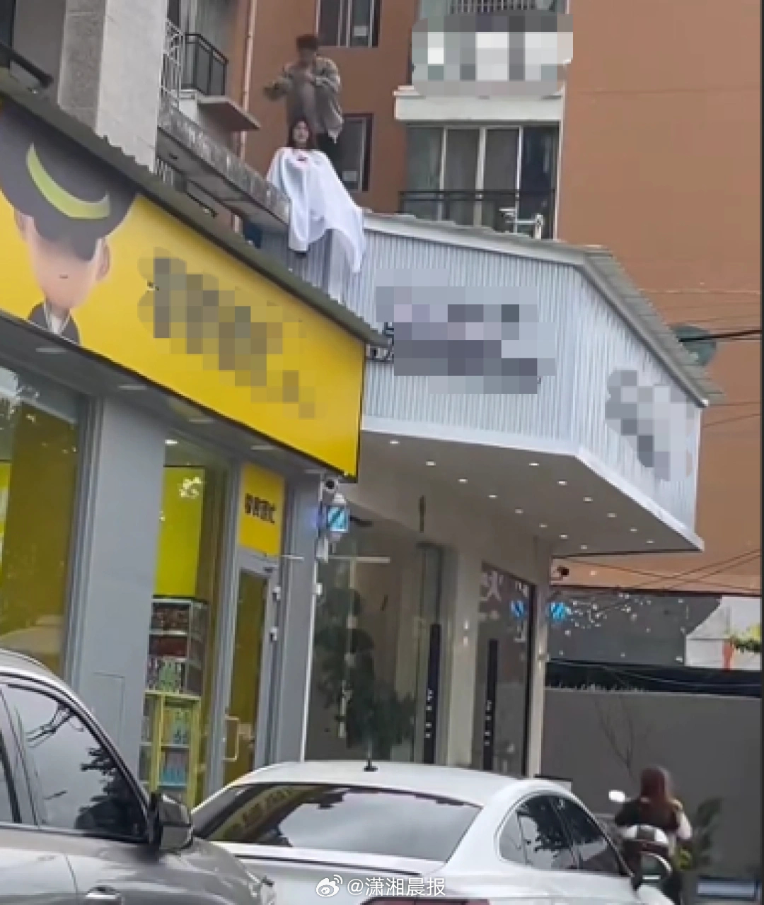 【“高层次在高处剪？”#理发店称在屋顶悬空理发是拍段子#，网友：掉下去咋办】“高