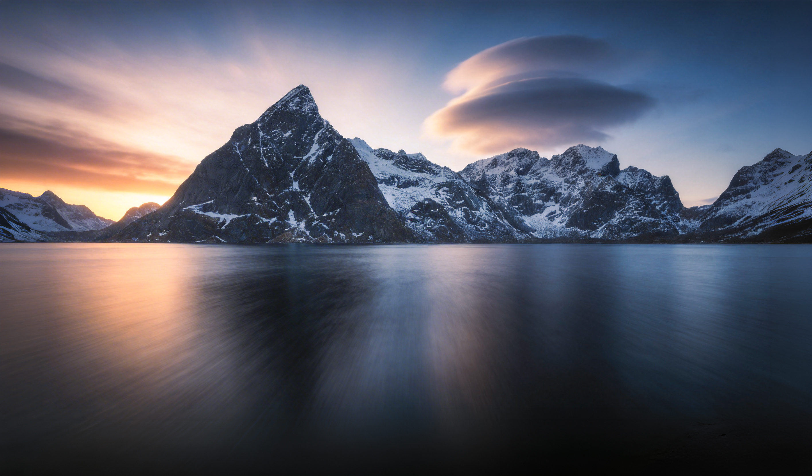 罗弗敦的傍晚，像一场不动声色的史诗。山在那里，云在那里，心也慢了下来。打动人的，