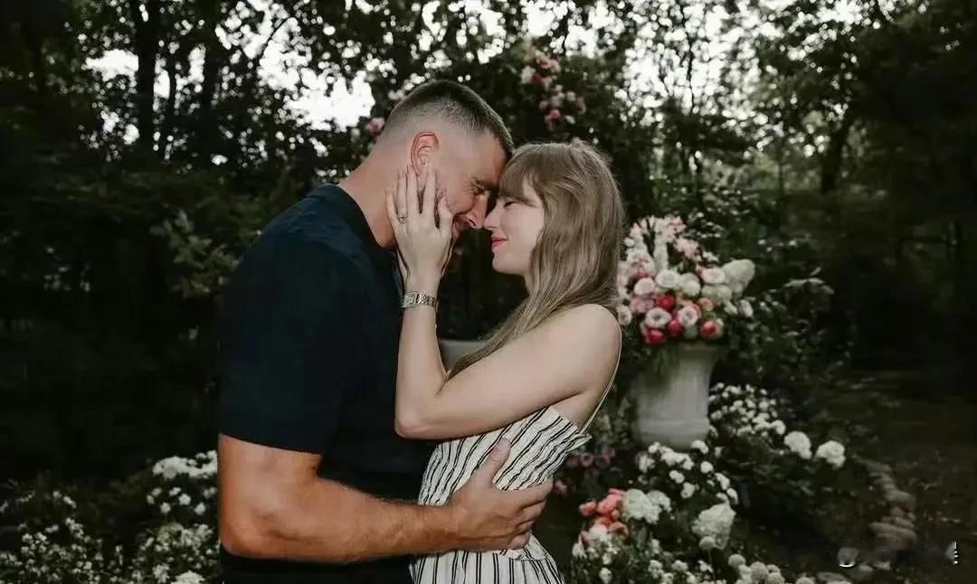 天呐霉霉订婚了！

今日凌晨，TaylorSwift 和男友Travis Kel