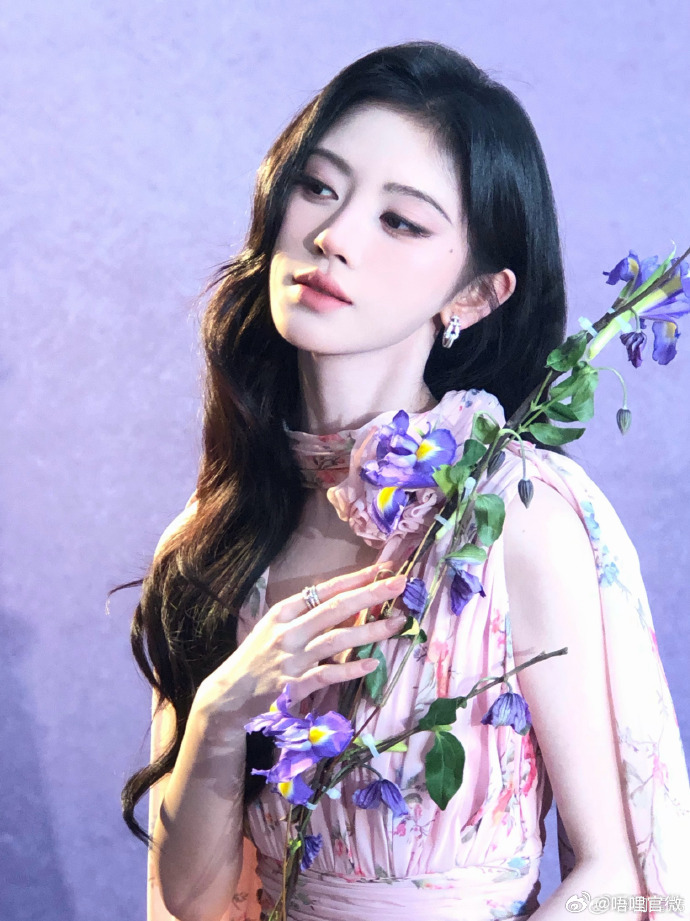 鞠婧祎繁花粉裙粉色娇嫩鞠婧祎穿正好，繁花粉裙美成啥了粉色娇嫩鞠婧祎穿正好 ​​​
