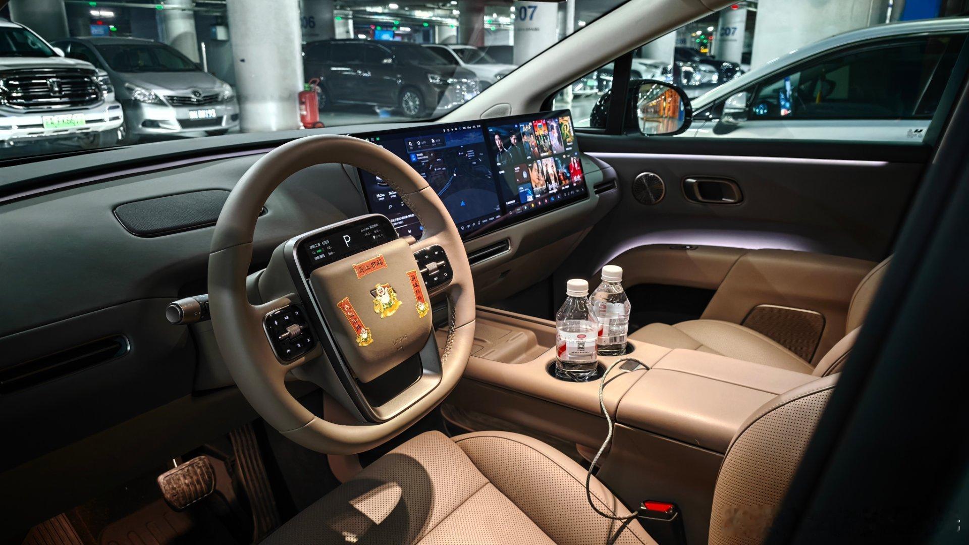 家人回来了，接机必须还得是白宁的理想i8 提前把车洗干净，占据接机C位。今天加上