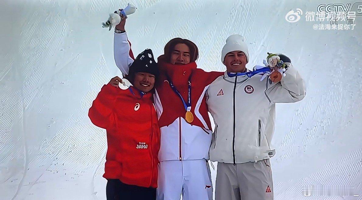 苏翊鸣回应夺金后流泪苏翊鸣说这比任何礼物都重要。他两度落泪，一次为四年付出，一次