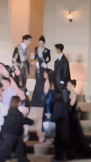 太喜欢看两个弟弟为李沁争风吃醋的样子了，李沁的好人缘，全在这些小细节上了，合照结