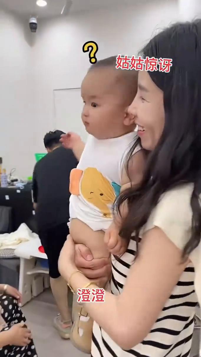 姥娘在这，你抱抱。不要。姑姑惊讶。澄在找姥娘，过来奶奶抱过来，从头到脚拒绝。