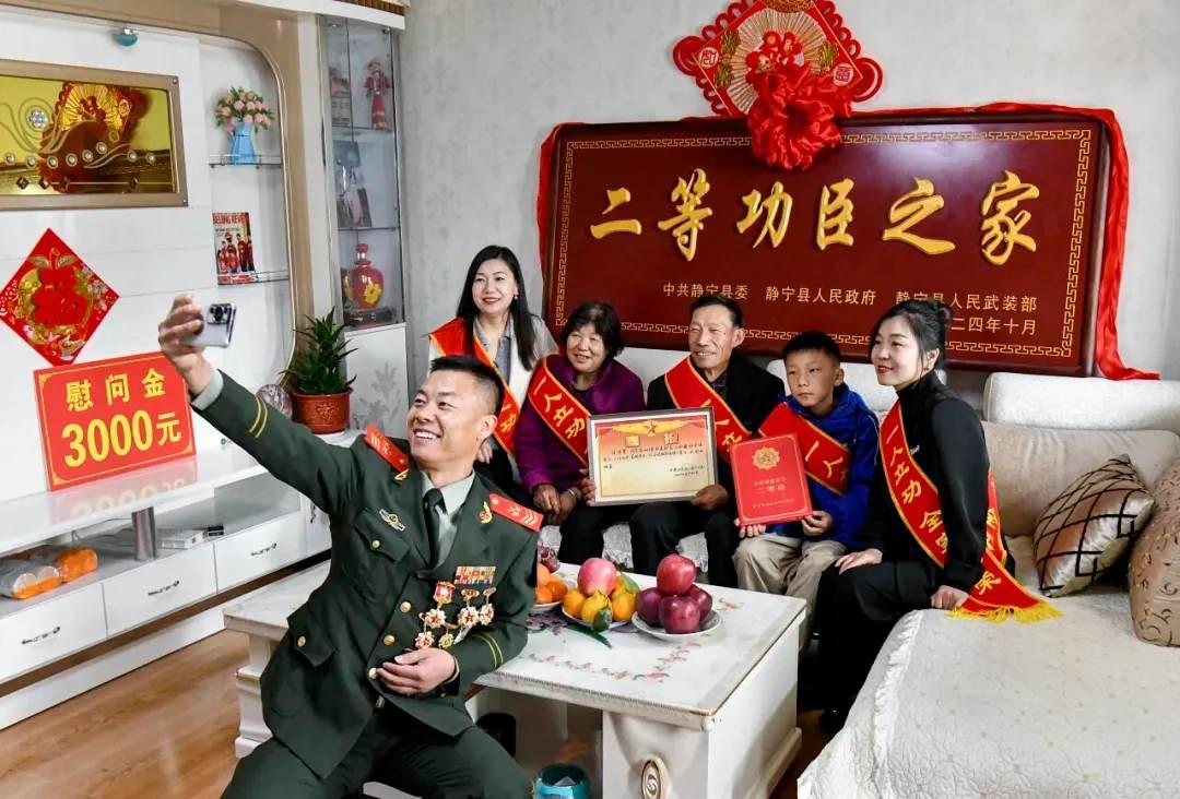 二十年
从话务员成长为“兵记者”
任务一线是他的演兵场
光影图像是他的作战图
深