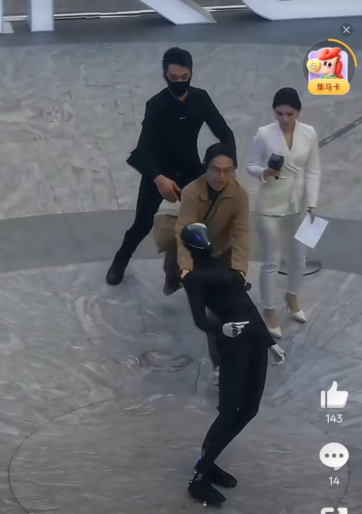 小鹏机器人假人疑云后再翻车可能是工作人员忘记给充电了吧之前很多人说小鹏的机器人是