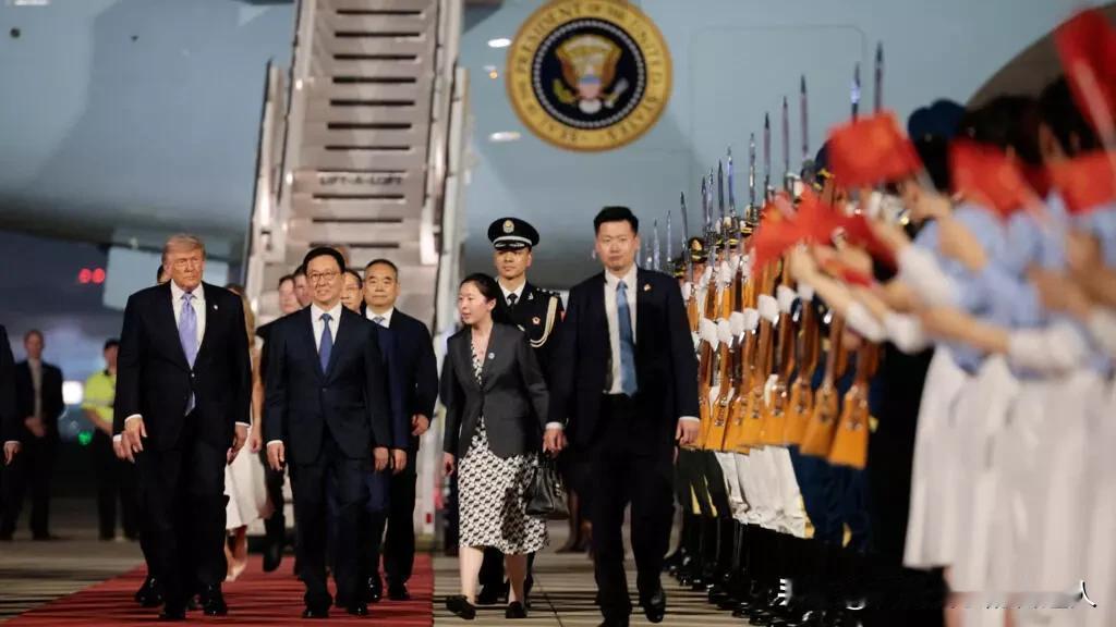 这个组合太罕见了！52年前尼克松带着基辛格敲开北京的门，今天特朗普把战争部长塞进