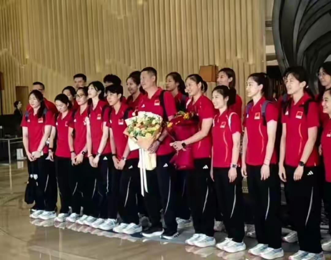 中国女排18名球员全部抵津并入住梅江中心皇冠假日酒店，球迷关心的最后14人参赛名