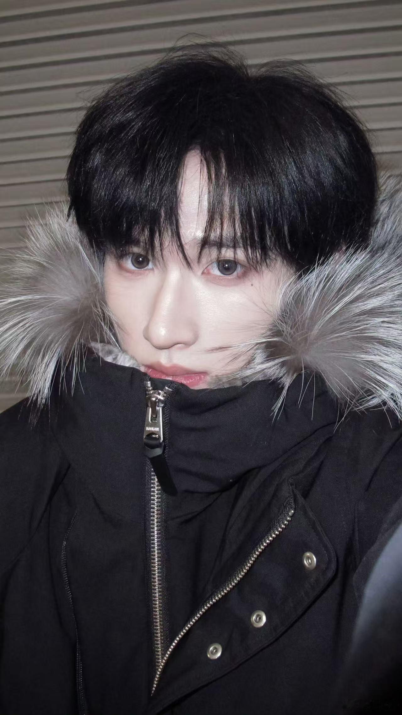 余宇涵跟时代峰峻签了十多年 其实这样也挺好的，余宇涵一直在不断进步，真的很努力，