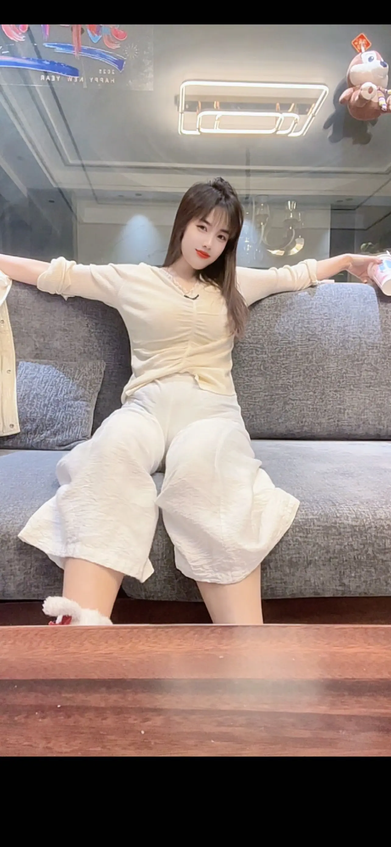 最好的状态就是看淡一切，依旧善良，好好爱自己，不属于任何人，也不拥有任...