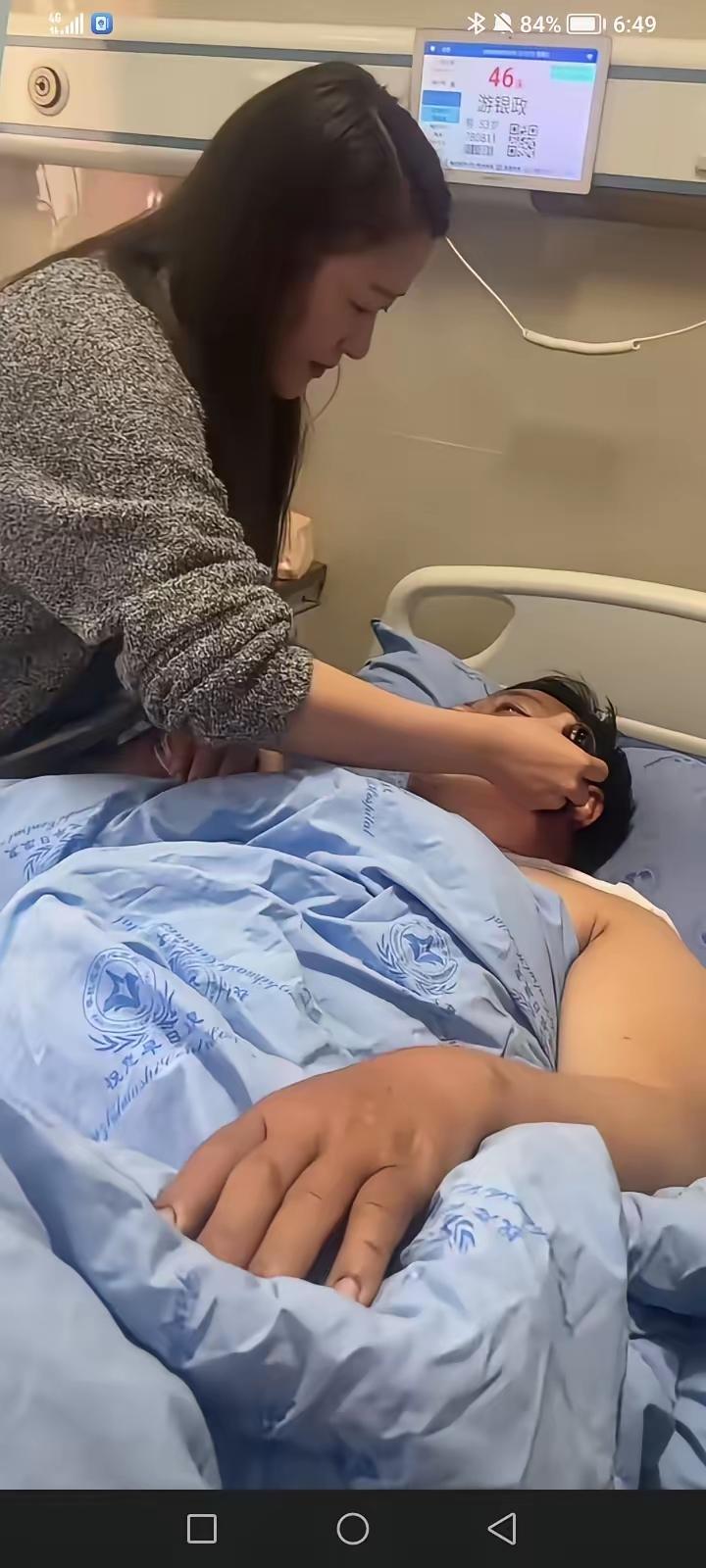 泪崩！父亲车祸住院，两女儿千里奔袭：您养我小，我养您老！这才是人间最暖的“小棉袄