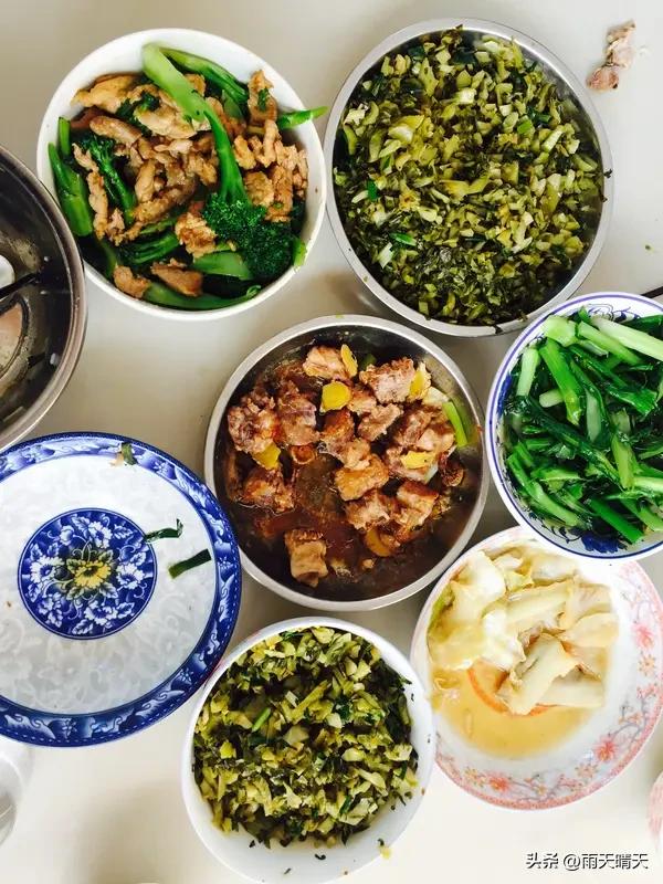 上联：粗茶淡饭全家乐

下联：陋室闲居万事安

对仗工整，意境平和，很适合居家楹