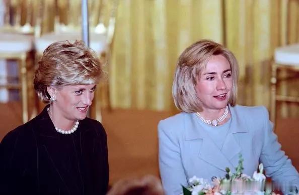 戴安娜比希拉里高，希拉里比戴安娜有女人味，她们曾欢聚在一起谈笑风生。 