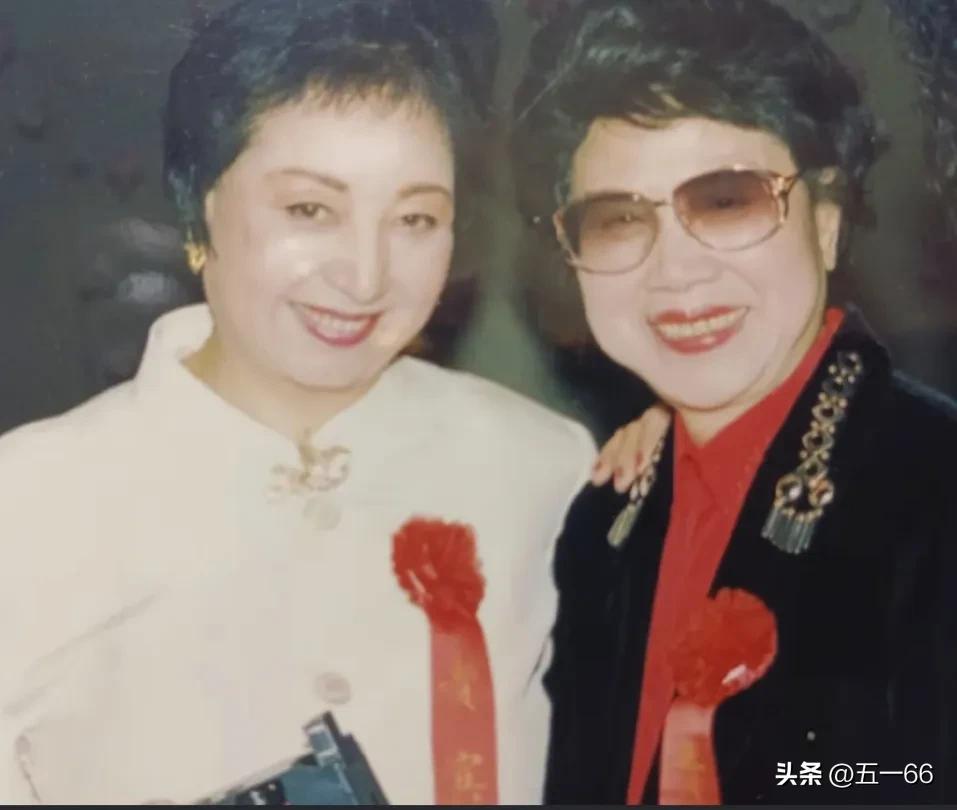 三位越剧名家徐玉兰 傅全香 戚雅仙与其他剧种演员的合影
只认出图一跟徐玉兰合影的