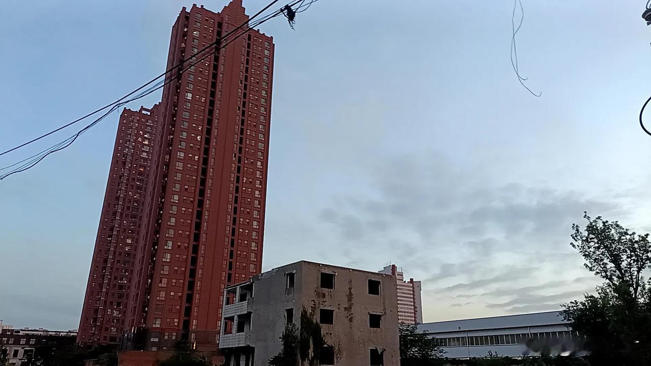 上联：出是山上山，求下联进乃楼外楼