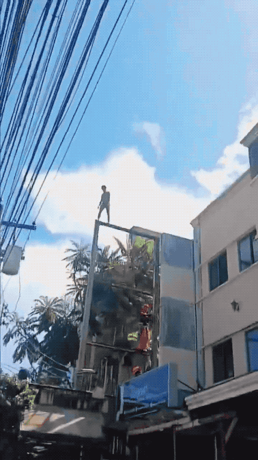 菲律宾男子跳向高压电线：砰的一声火球出现，当场触电坠亡！菲律宾帕拉湾省（Pala