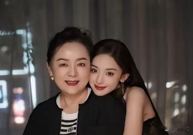 真是一对神仙母女
娜扎的妈妈比娜扎还美
