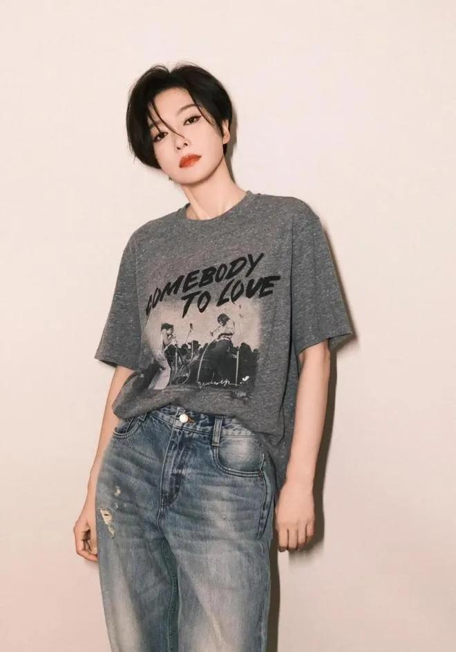 秦岚短发造型太绝了！✨
 
秦岚新剪短发后气质直接大变！
灰色印花T恤+浅蓝破洞