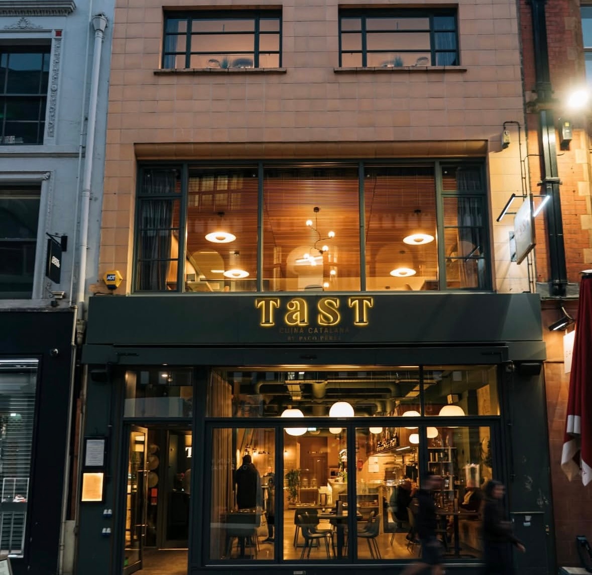 瓜老板和索里亚诺、贝吉里斯坦共同投资，2018年开设在曼彻斯特国王大街的Tast