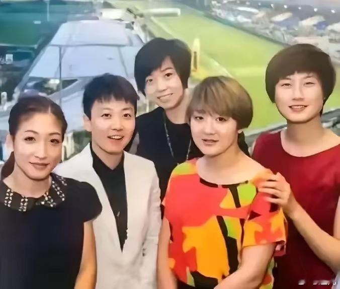 陈梦 刘诗雯这照片应该有点年代了，那时候没美颜，大家觉得哪个最美，哪个实力最强？