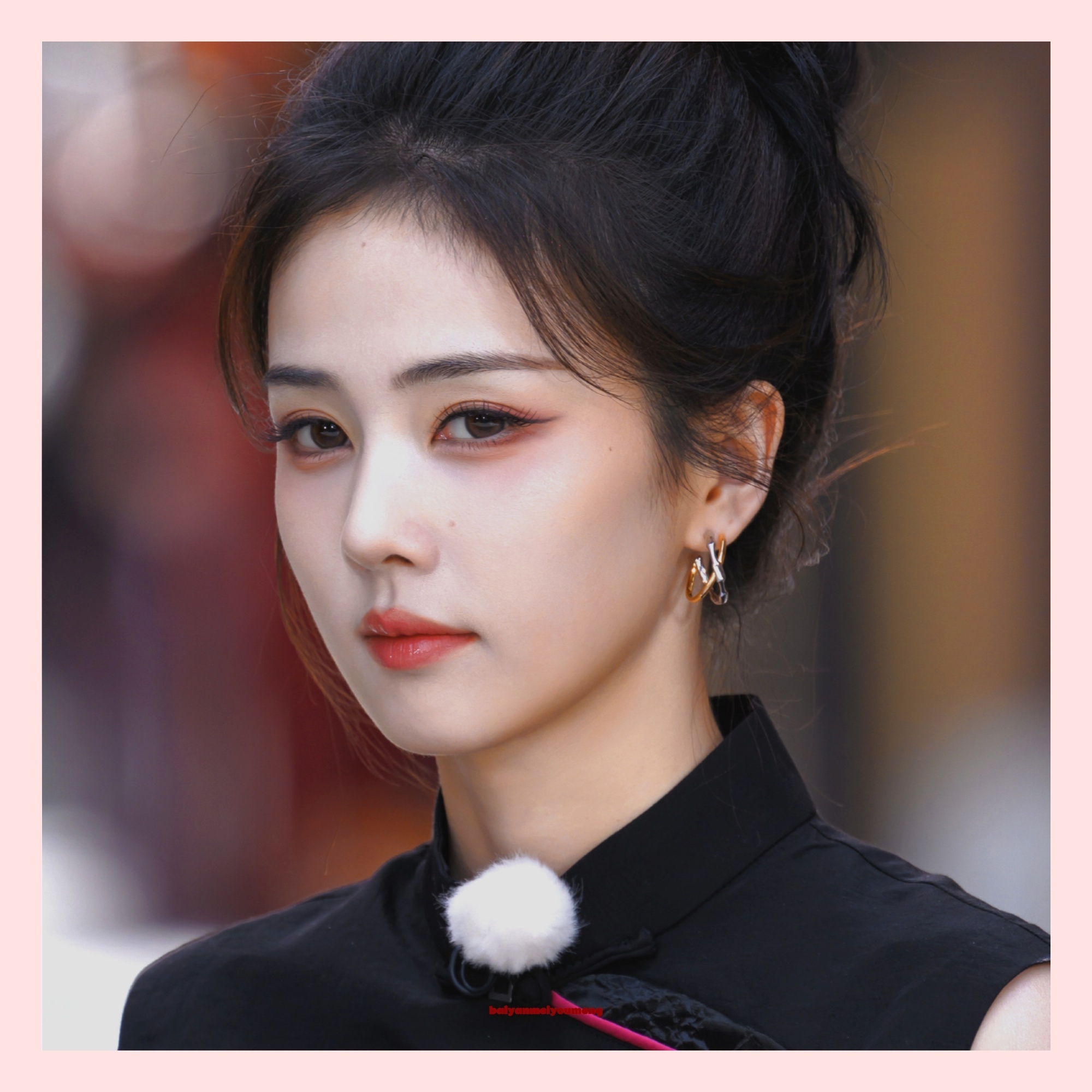 ·白鹿莫离 ·白鹿叶璃﻿ 今天小兔子和小熊比身高，小兔子比小熊矮，小兔子说，我矮