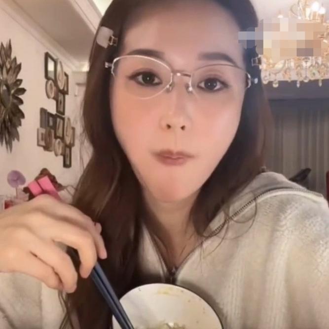 网友问吴佳尼：“你是嫌弃马景涛老了，不跟他复合吗？”

吴佳尼说：“不是老了。我