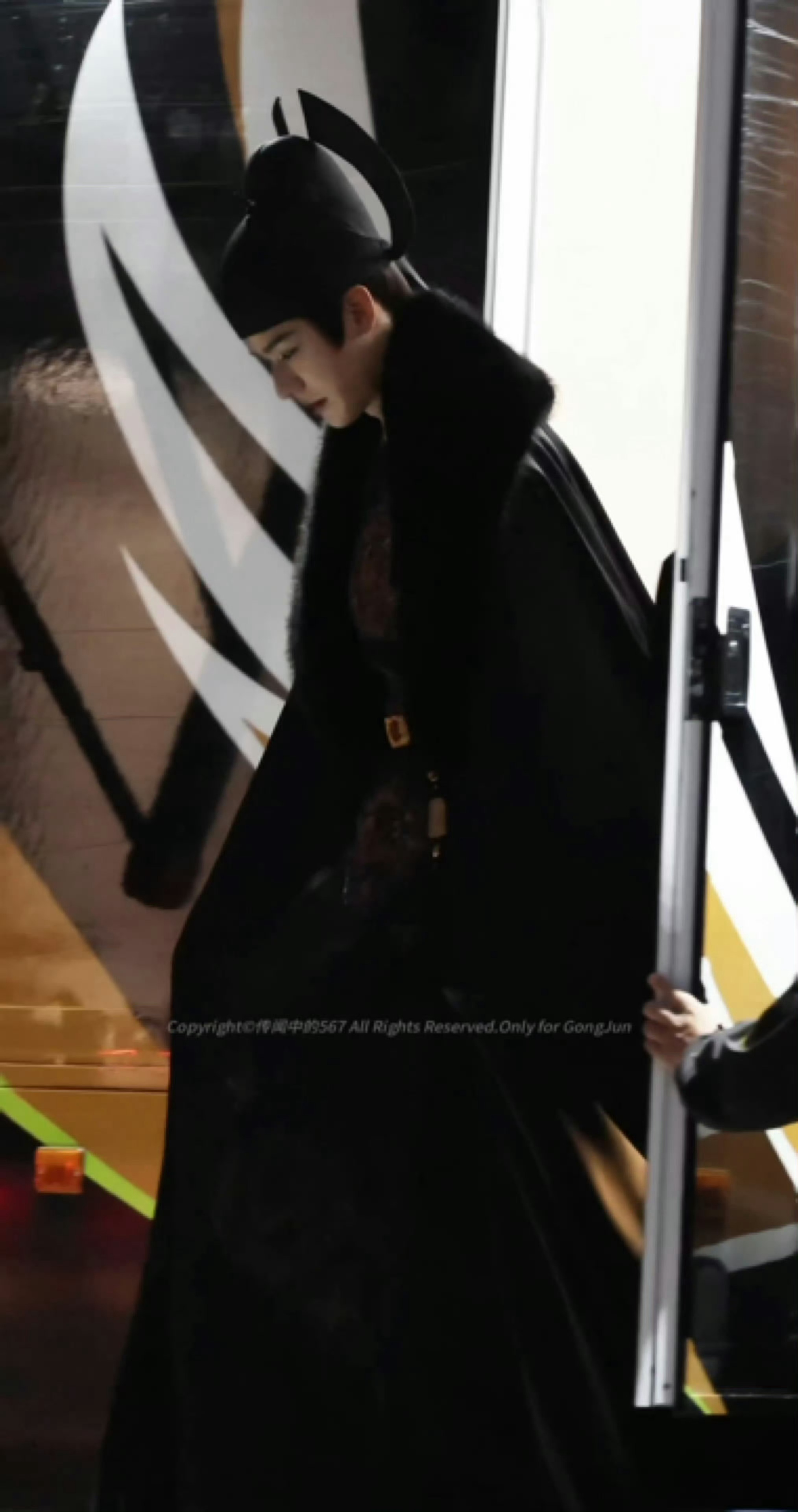 啊啊啊龚俊《豹隐南山》官服路透，好禁欲系！[舔屏][舔屏][舔屏]龚俊 ​​​