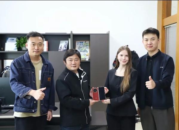 全网操心的碎屏机终于下岗了！
荣耀刚官宣和张雪机车合作，立马派人飞重庆，直接给张