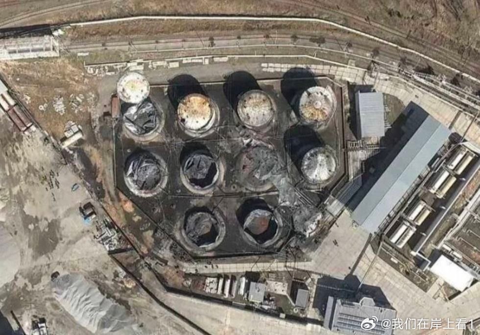 这是乌克兰无人机袭击俄罗斯圣彼得堡炼油厂后的航拍图。 