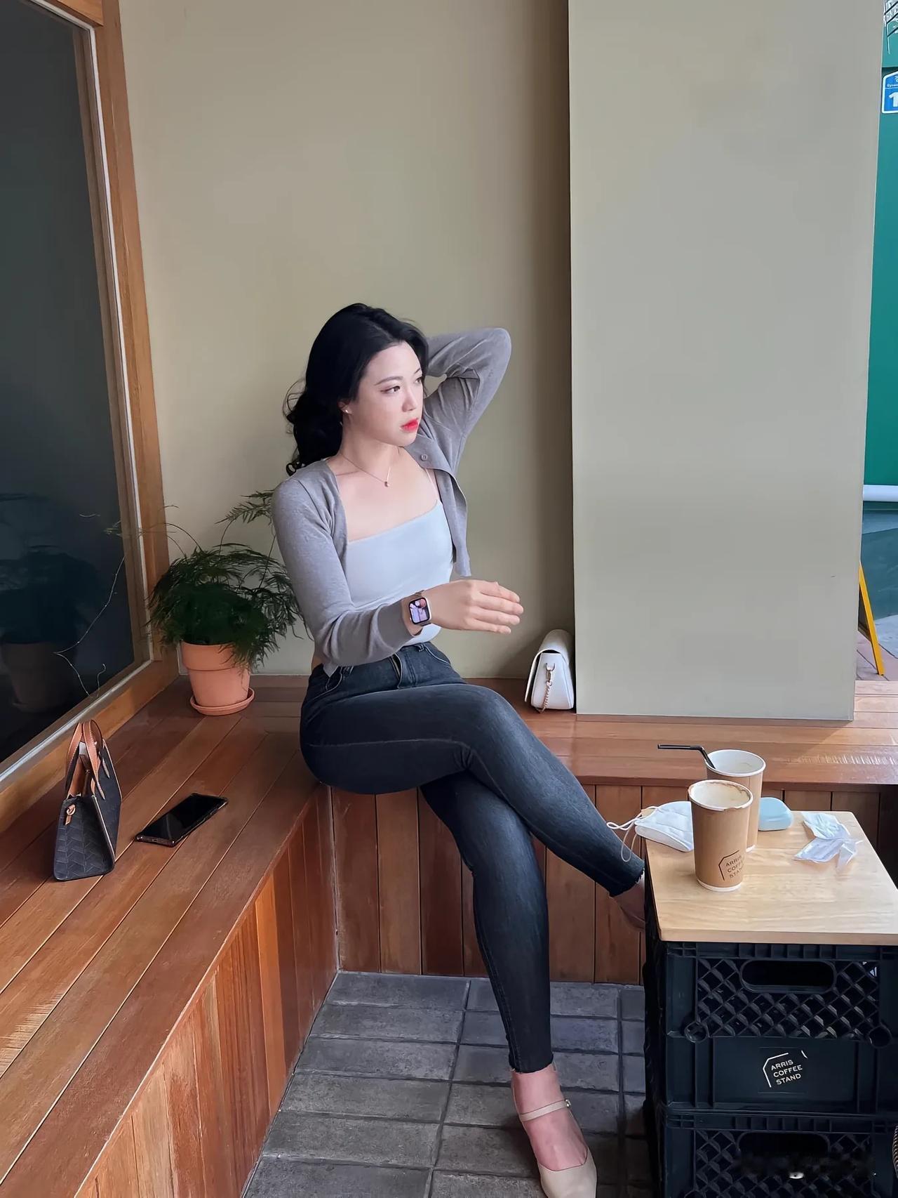 理想主义的花，终将会盛开在浪漫主义的土壤里，我的热情永远不会熄灭在现实的平凡之中