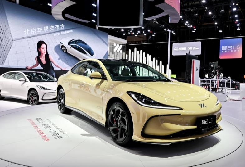 在2024北京国际车展，智己汽车携智己L6亮相。据悉，智己L6预售价格为23万-
