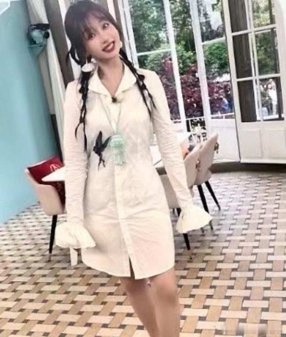 感觉姜妍的拍照技术确实有点东西，咋把虞书欣拍出这样了 ​​​