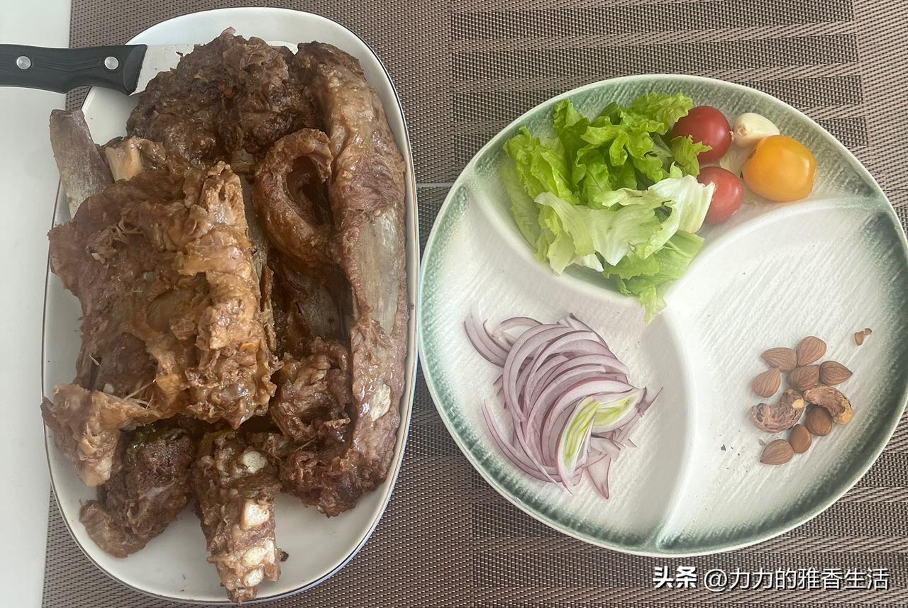 午饭是大餐，炖猪骨头，原汁原味的美味佳肴，搭配点小菜，又是蛋白能量满满的，