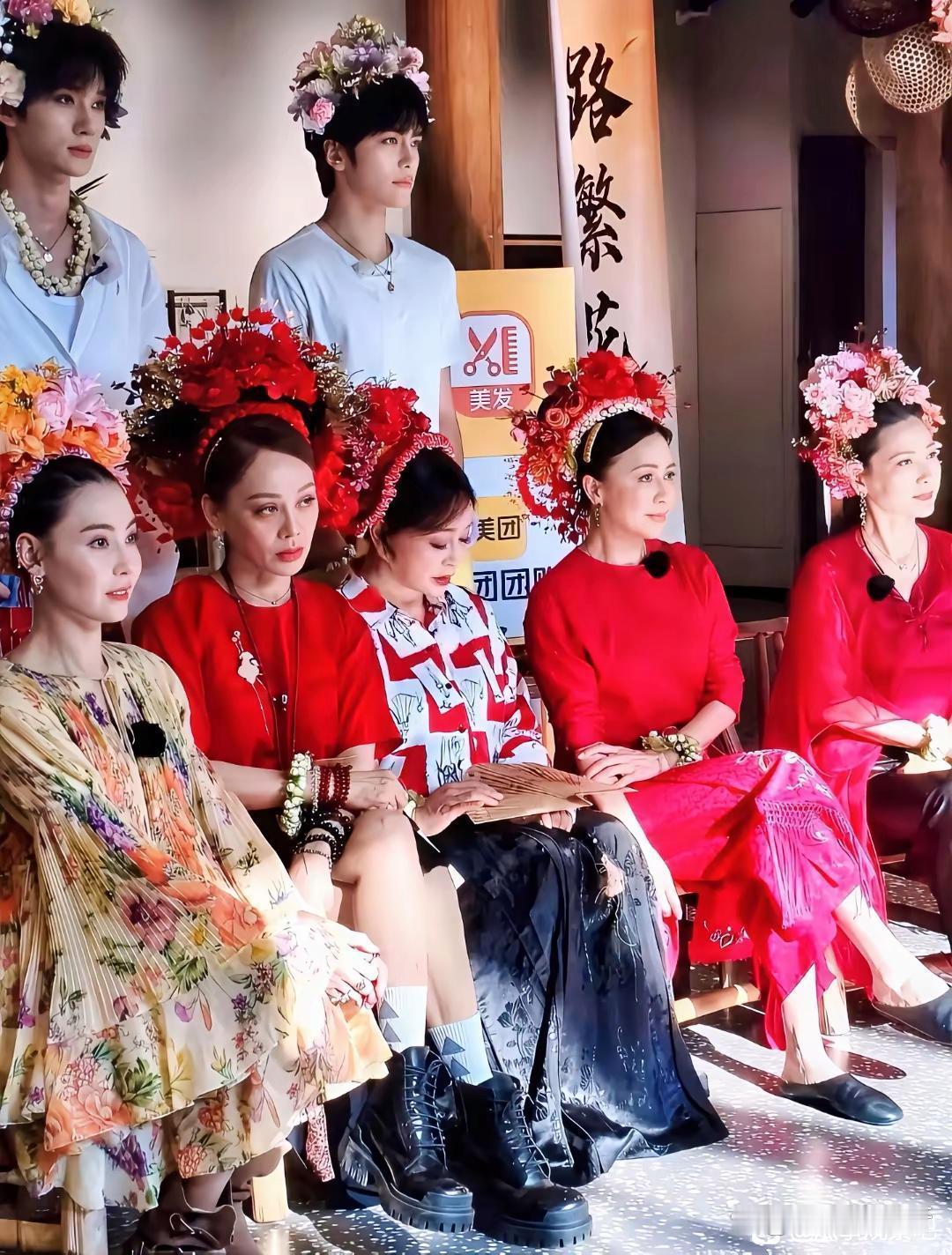 看看这张照片里的何赛飞就清楚了年纪大了以后，光漂亮是不够的，最重要的还是整个人的