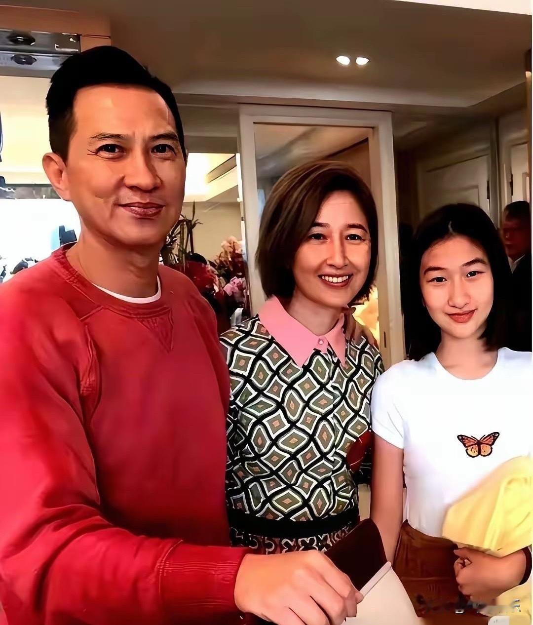 关咏荷女儿真会长，小时候像爸爸，长大像妈妈，还是剑桥学霸！