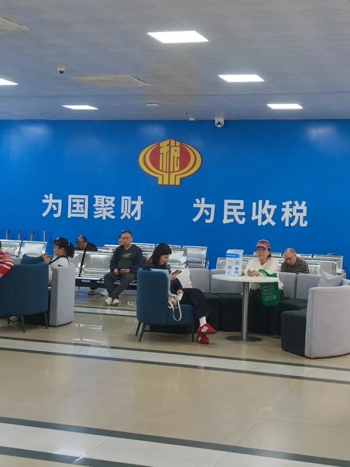 国家出手控油价了，发改委对国内成品油价格采取临时调控措施，根据现行油价调控机制，