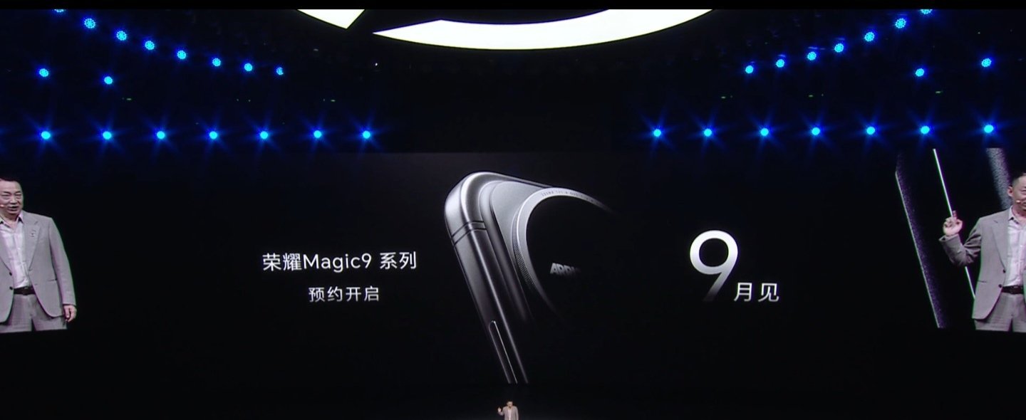 【荣耀 Magic9 系列手机开启预约，今年 9 月正式发布】全球首款机器人手机